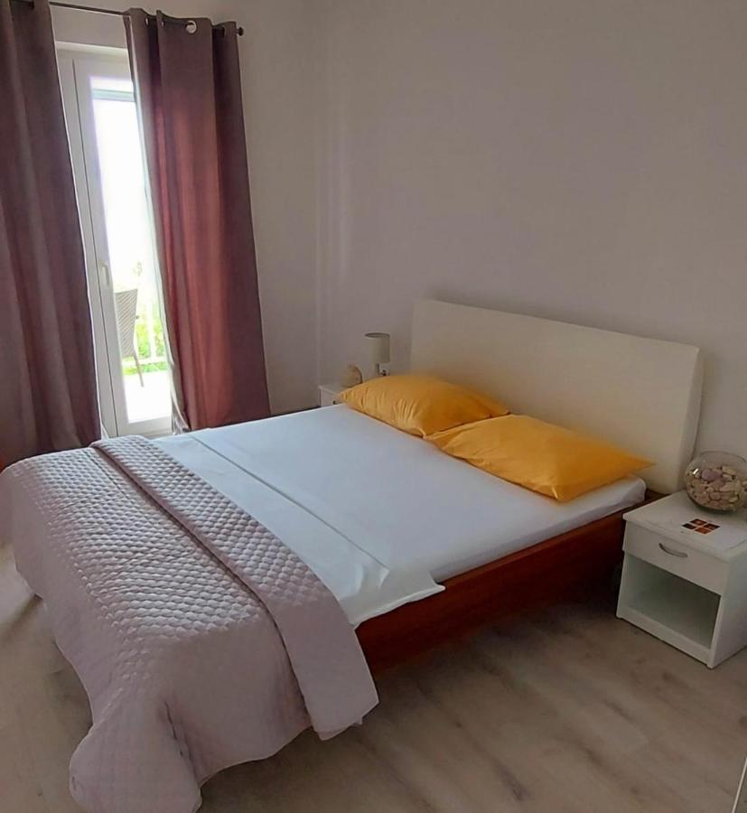 פודאצה Apartments Santic מראה חיצוני תמונה